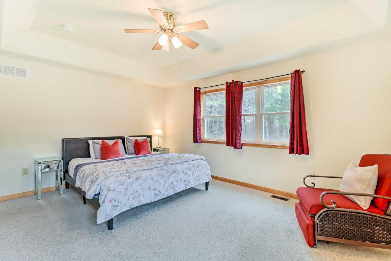 Holiday home Poconos Vacation With Pool And Game Tobyhanna