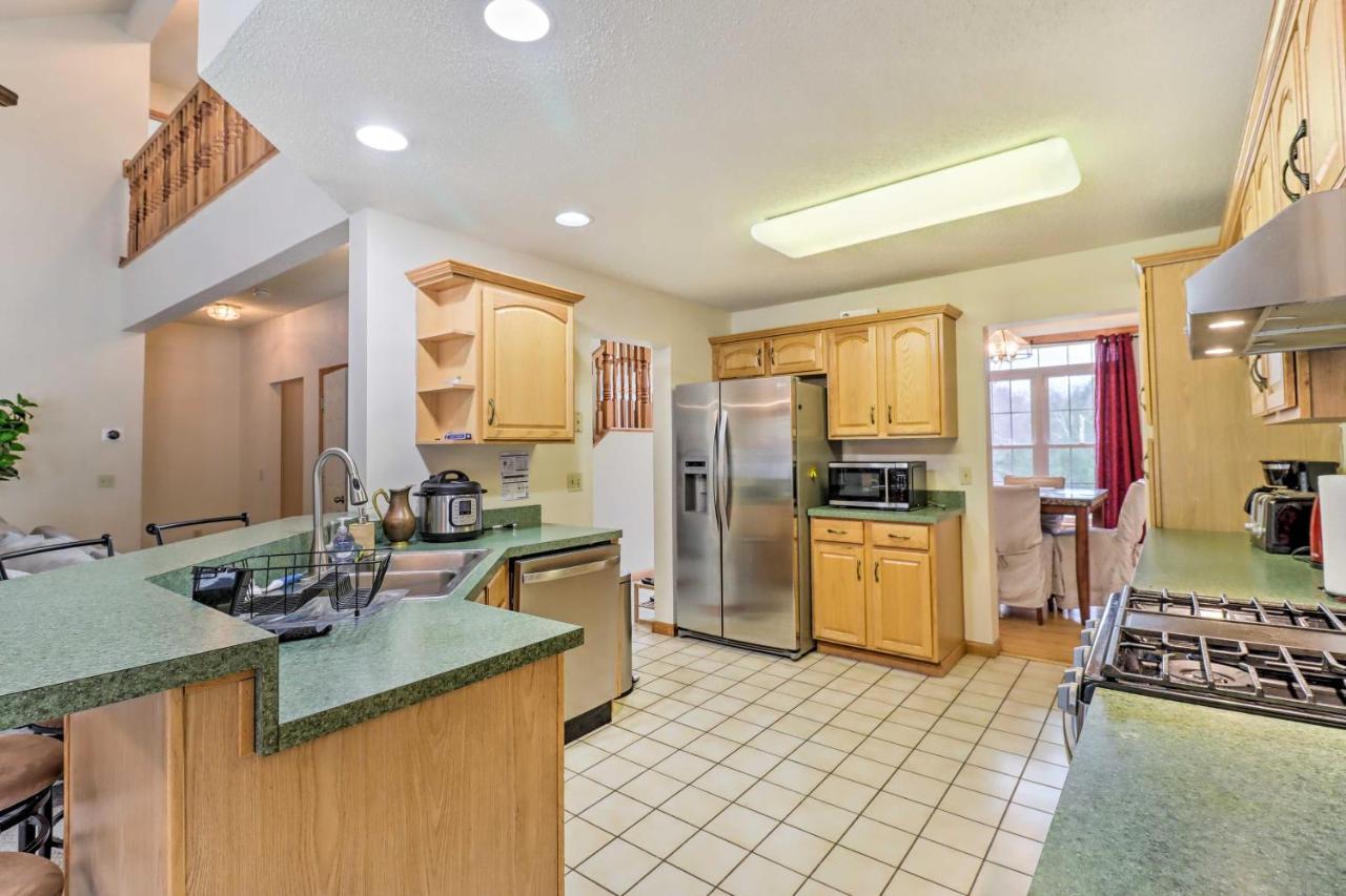 Poconos Vacation With Pool And Game Holiday home *