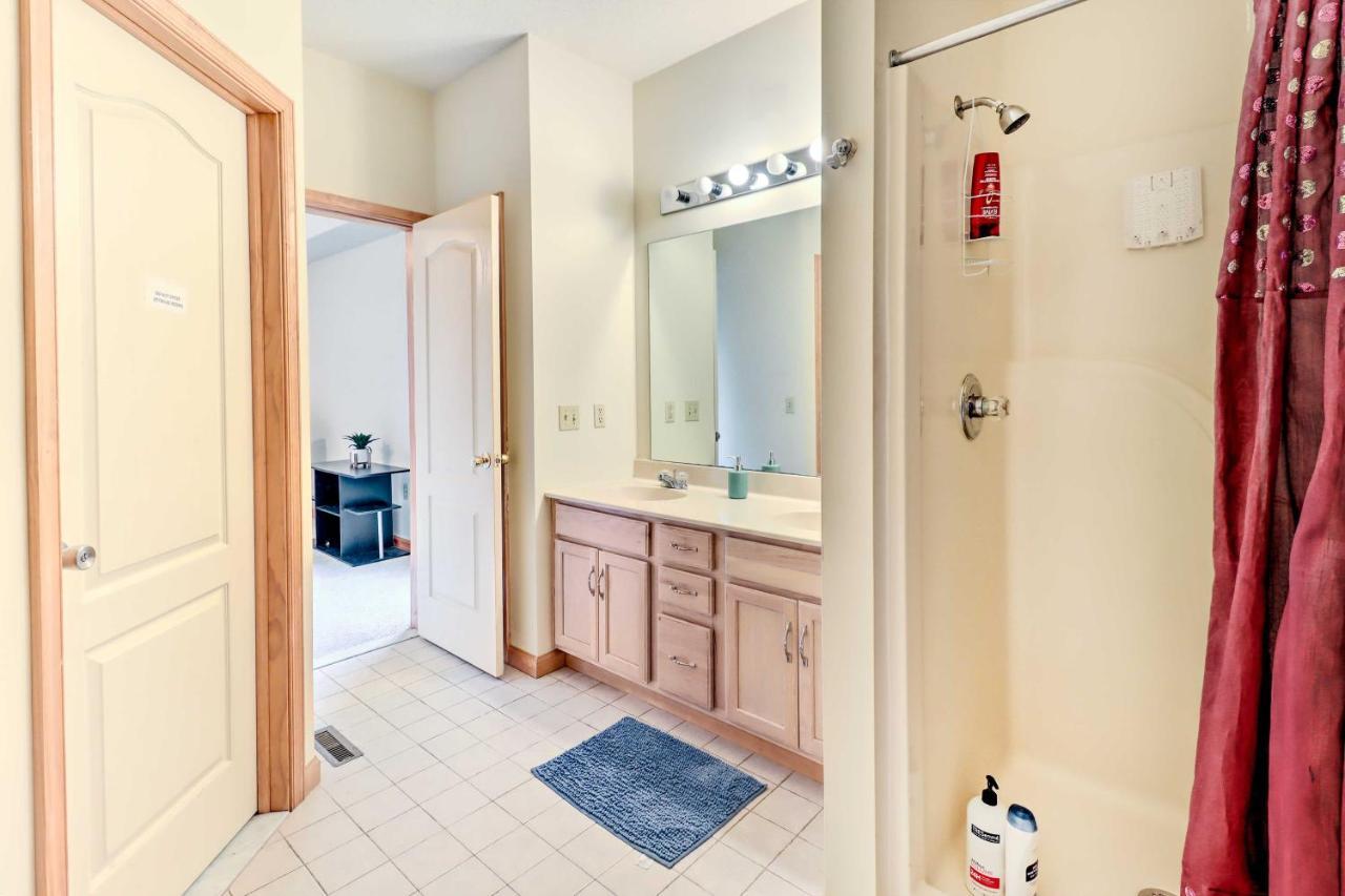 Poconos Vacation With Pool And Game Holiday home Tobyhanna