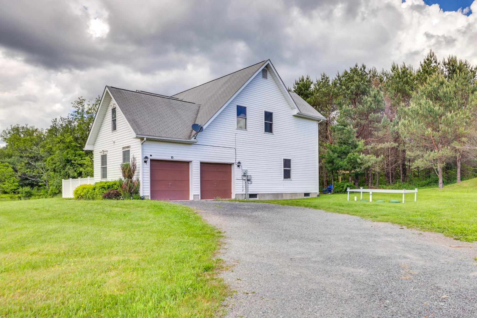 Poconos Vacation With Pool And Game Holiday home *