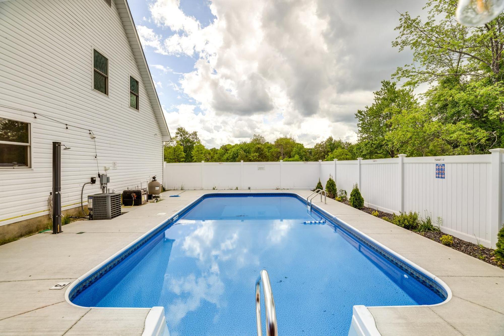 Poconos Vacation With Pool And Game Tobyhanna