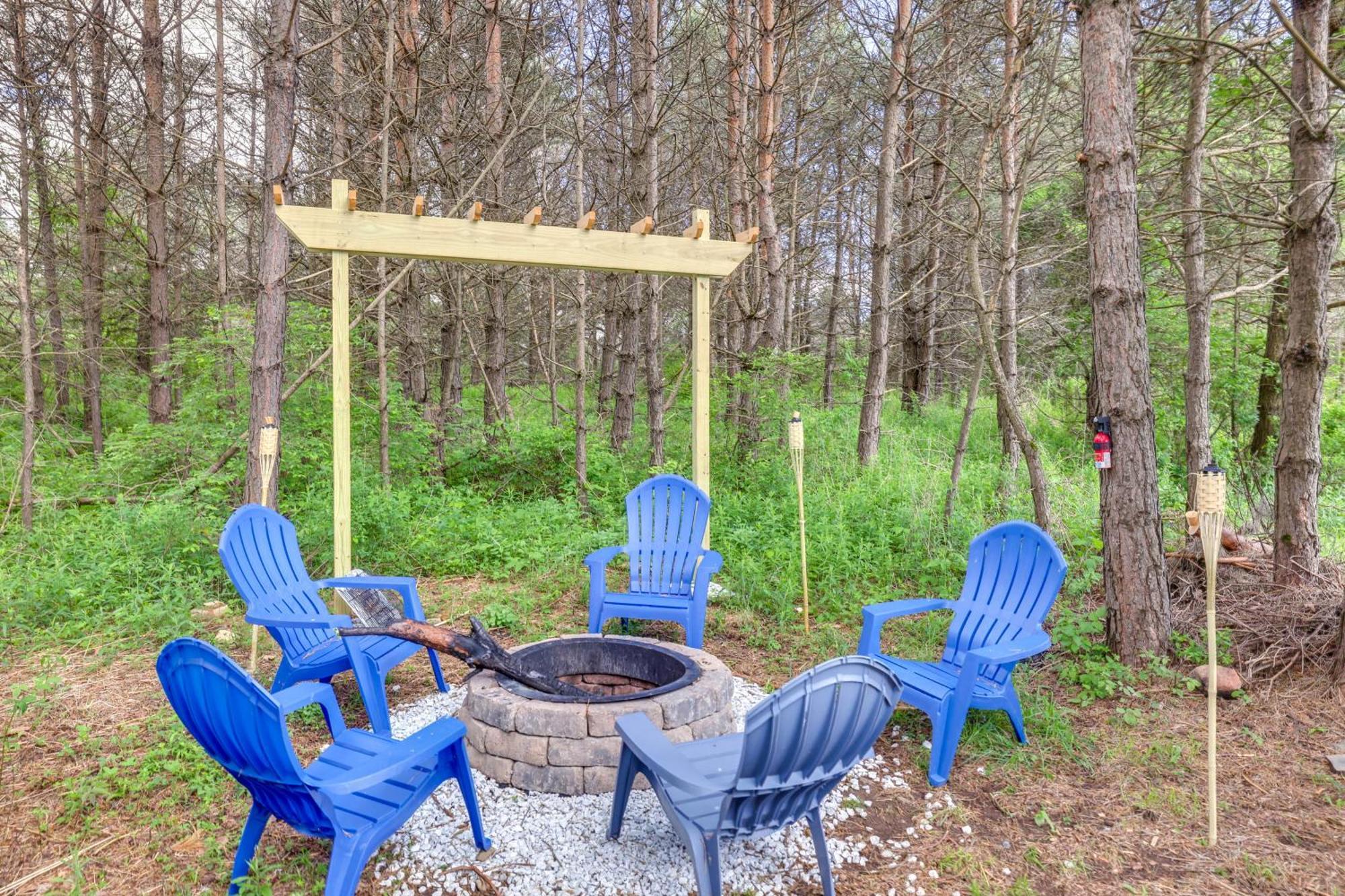 Holiday home Poconos Vacation With Pool And Game